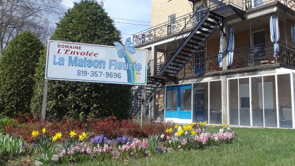 Victoriaville Hotel | MHotel Domaine l'Envolée- Maison Fleurie