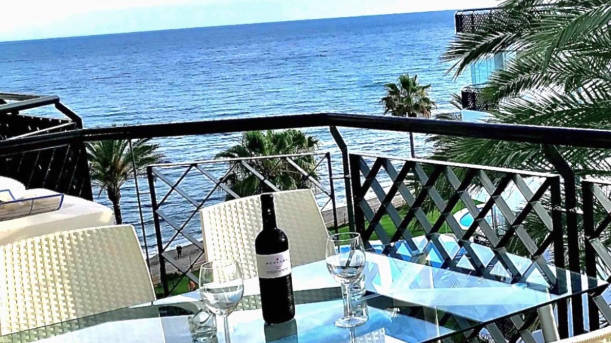Sitio de Calahonda Apartment | MI CAPRICHO 2D BEACHFRONT: Apartment with sea view