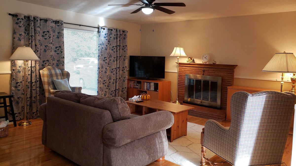 Hillsboro House | Mi Casa Entire suite 2 BED/1BA single level house. Nice garden view
