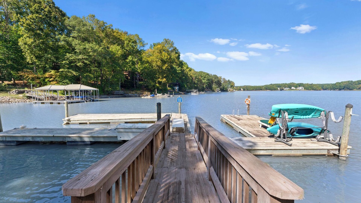 Sherrills Ford Cabin | Mi Casa, Su Casa by AvantStay | Lakefront Escape