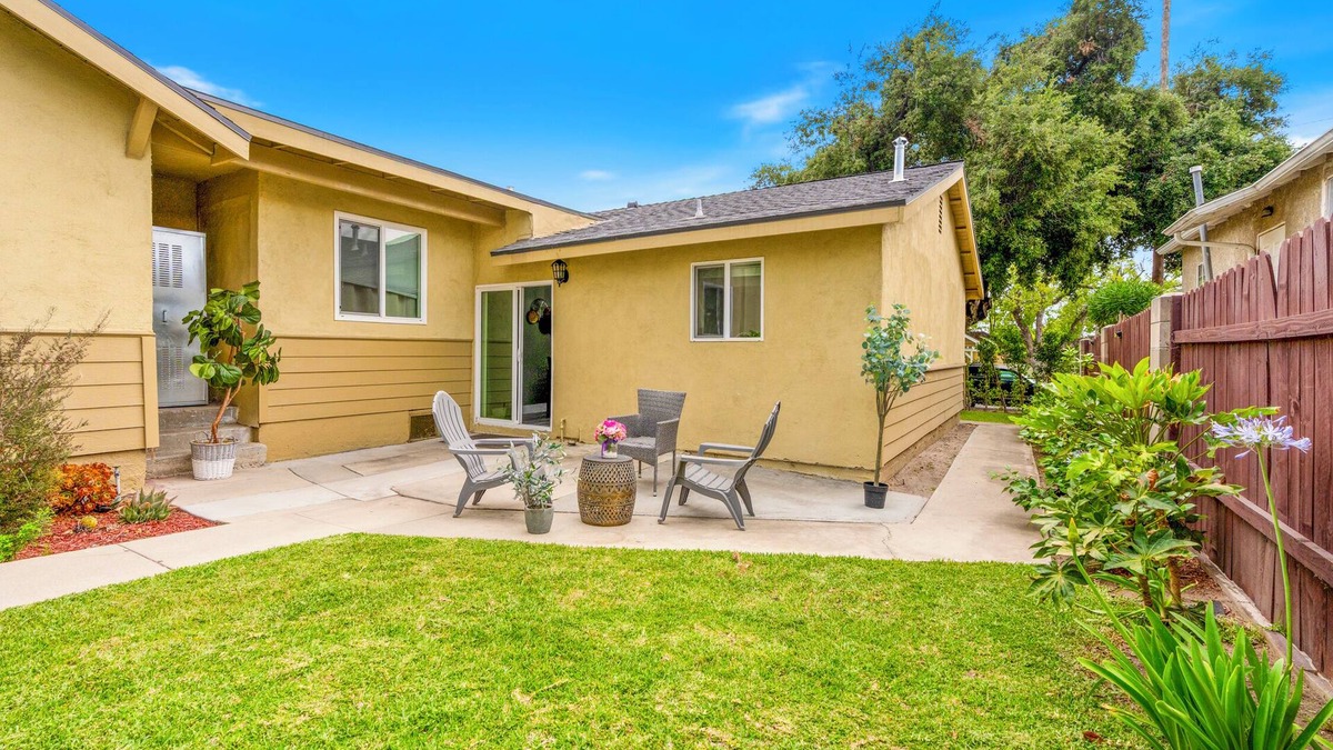 Monrovia House | MI- Ranch style 3 bedroom 2 bath Quiet & safe Neighborhood king-bed!