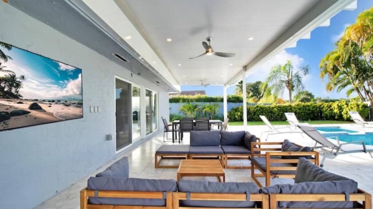 Ludlam House | MIA Golf course home large saltwater pool/spa&yard