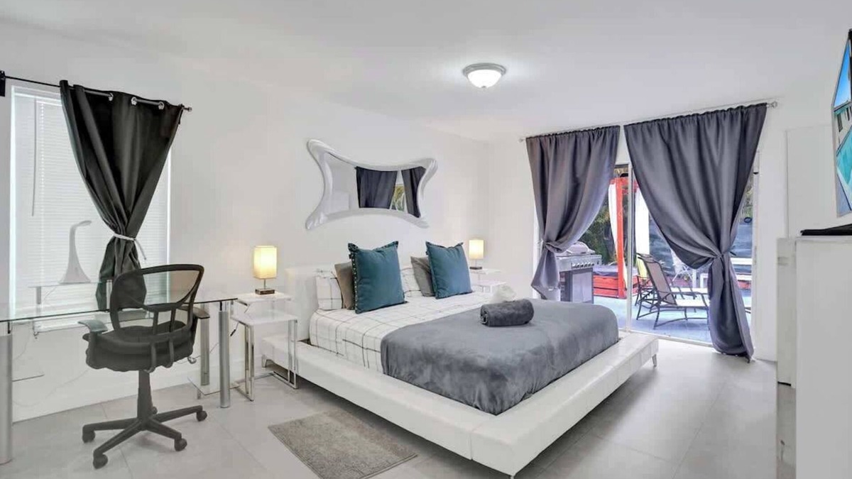 West Park Villa | Miami Central Stunning Villa with Heated Pool BBQ