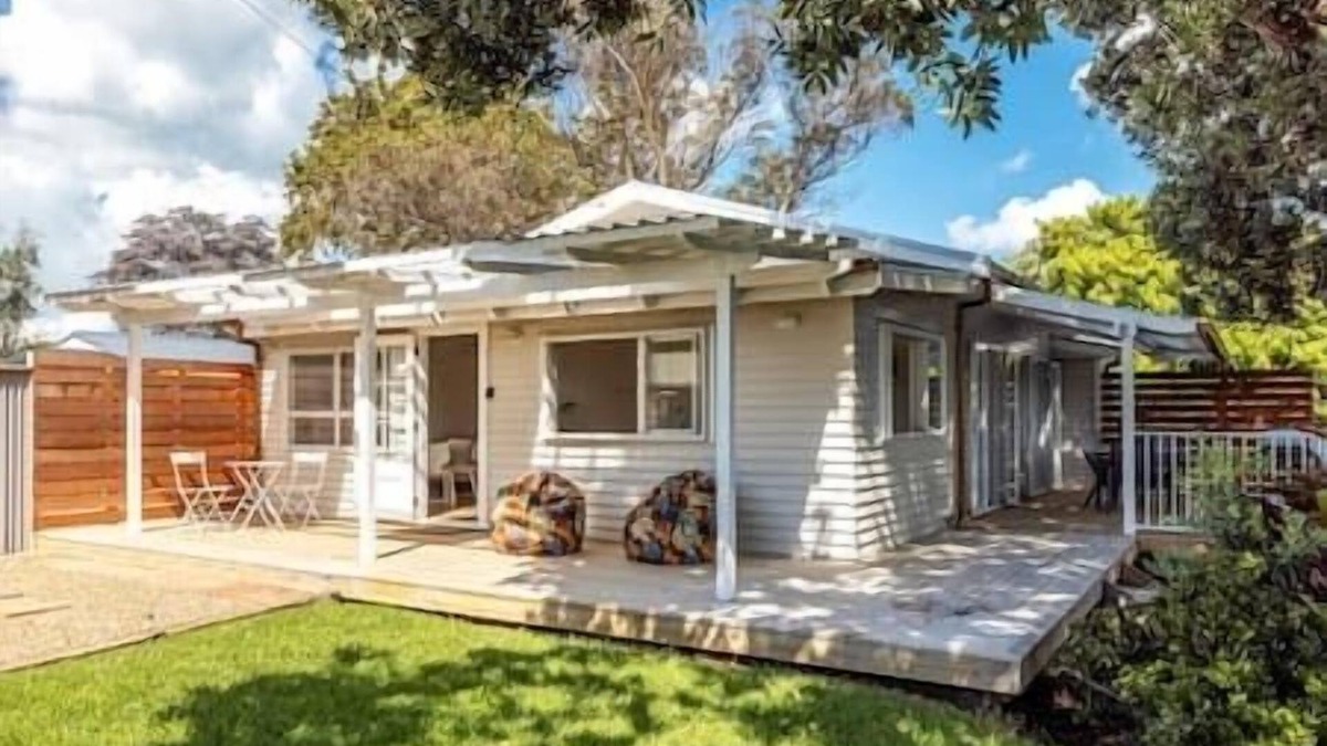 Surfdale House | Miami one one - Deluxe Two Bedroom - Walk to Beach, Village and 2 Vineyards