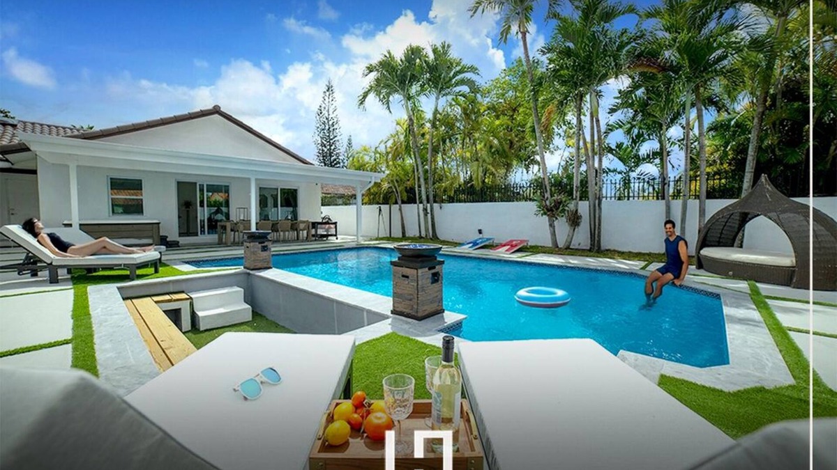 University Park House | Miami Retreat-5BR-HeatedPool-Games-FirePit-BBQ