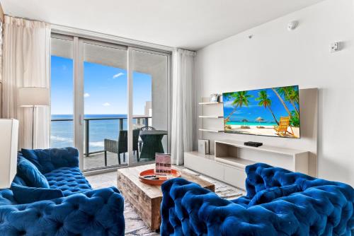 Hollywood South Central Beach Apartment | Miami Waves Retreat in Luxury Resort - STEPS TO THE OCEAN, HOT TUB AND ROOFTOP POOL