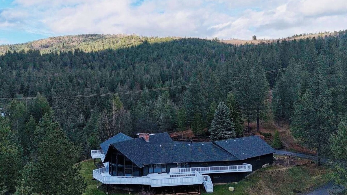 Mica House | Mica Peak Escape 50 Mile View over The “Palouse Scenic Byway”25 min of CDA Idaho