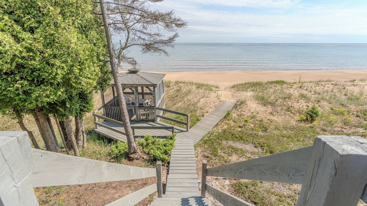Manistique House | Michibay Getaway: Lake Michigan Autumn colors! Dog-friendly!