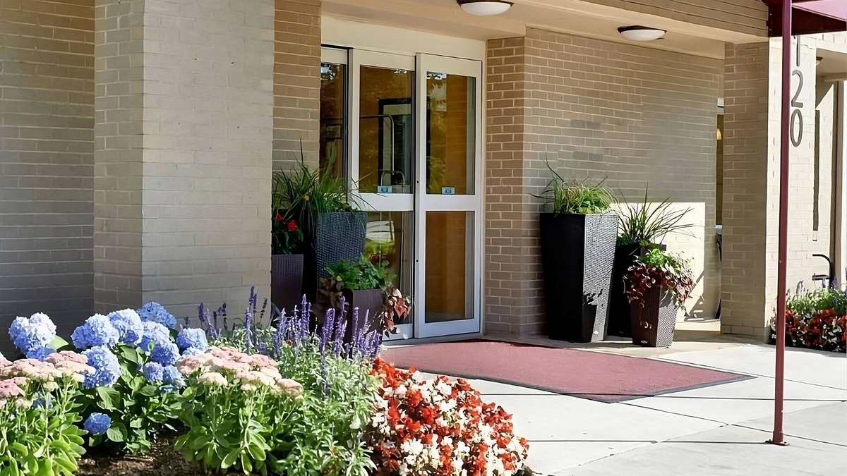 Warren Hotel | Michigan Retreat, Free Breakfast! Proximity to Troy Historic Village!