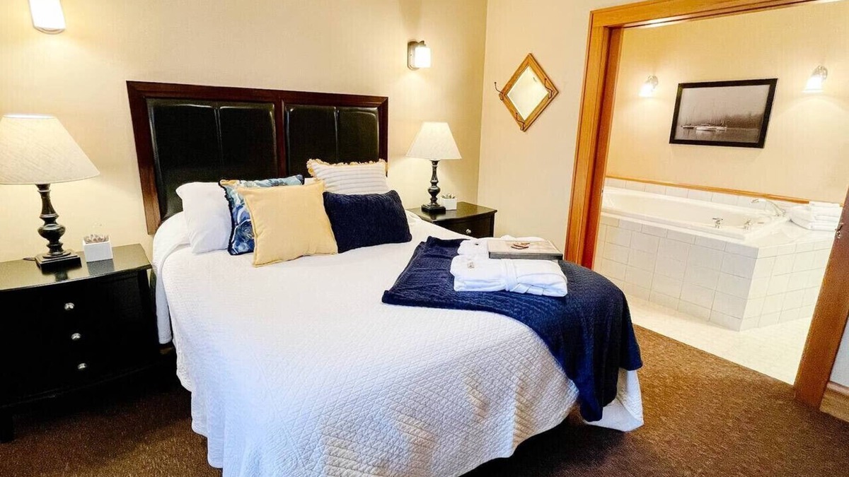 Bayfield Hotel | Michigan Suite @ The Bayfield Guest House
