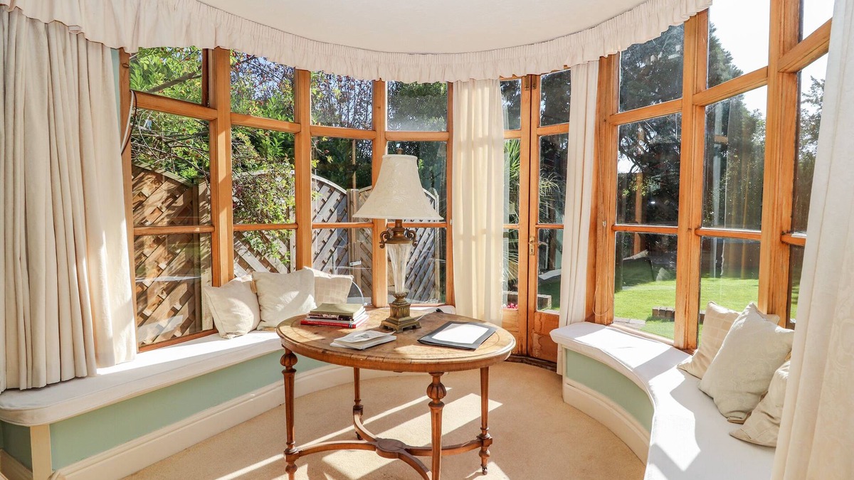 Mickle Trafford Cottage | MICKLE TRAFFORD MANOR, pet friendly, with hot tub in Chester