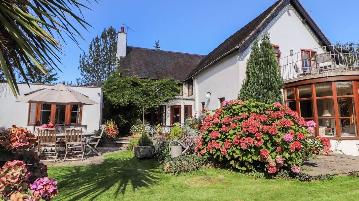 Mickle Trafford Cottage | MICKLE TRAFFORD MANOR, pet friendly, with hot tub in Chester