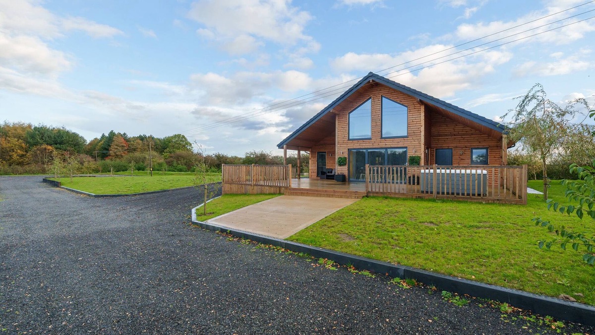 Stainton le Vale Cottage | MICKLEMORE LAKES AND LODGES, pet friendly in North Thoresby