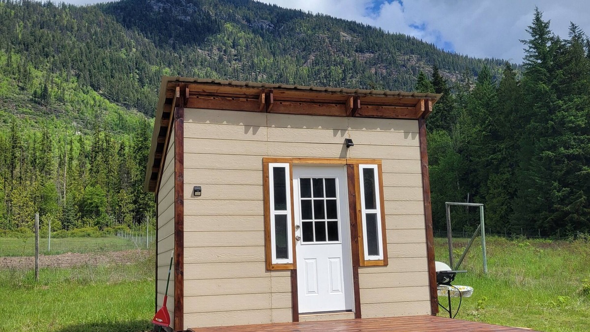 Nakusp Cabin | Micro cabin with stunning mountain views, close to Arrow lake/pet friendly!