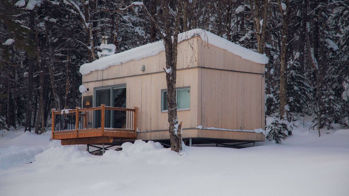 Notre-Dame-Auxiliatrice-de-Buckland Ski Chalet | Micro-Cabine in the Mountains - Solstice 5