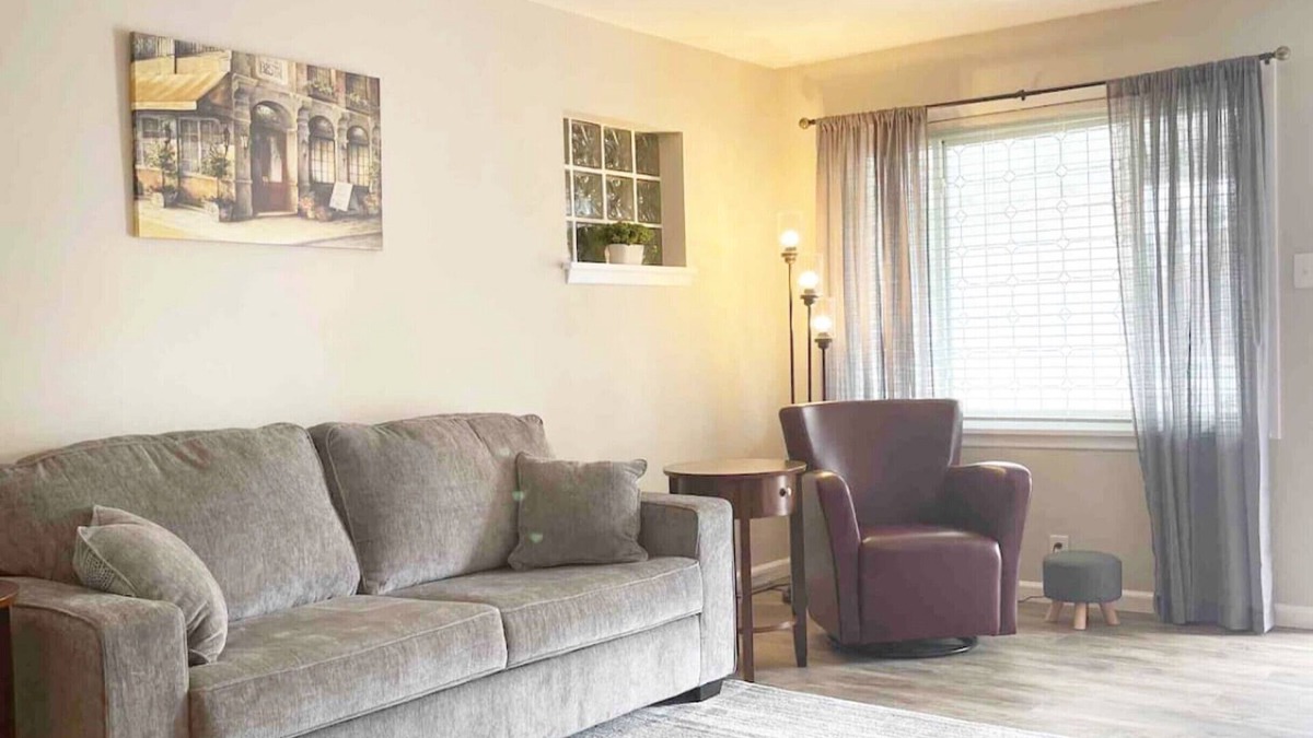 Affton House | Mid Central Spot Near Attractions W/D & Workspace