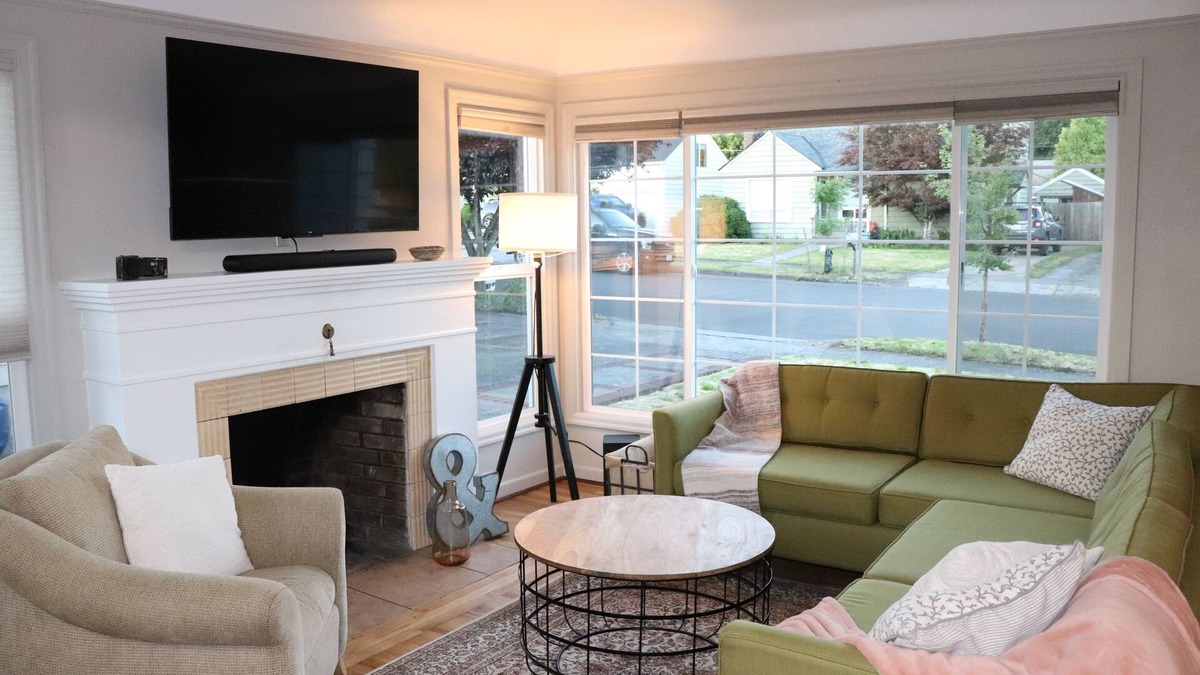 Central Park House | Mid-century 5-bedroom house in lovely Downtown Vancouver with WiFi, AC