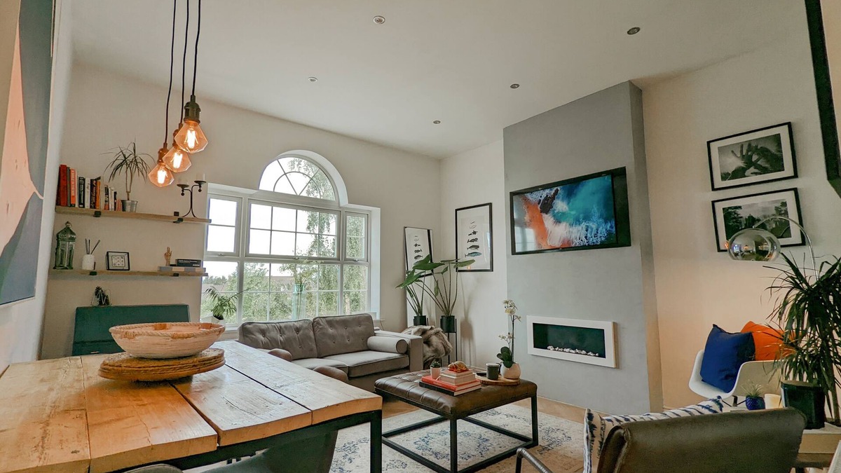 Quedgeley Apartment | Mid-Century Apartment, Near The Quays & Docks