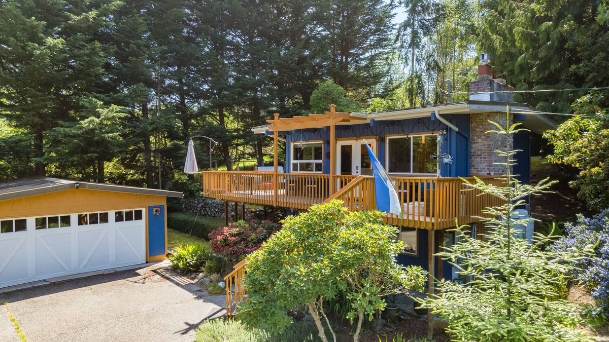 Coupeville Cabin | Mid-Century Beach Cabin by AvantStay | Walk to Beach