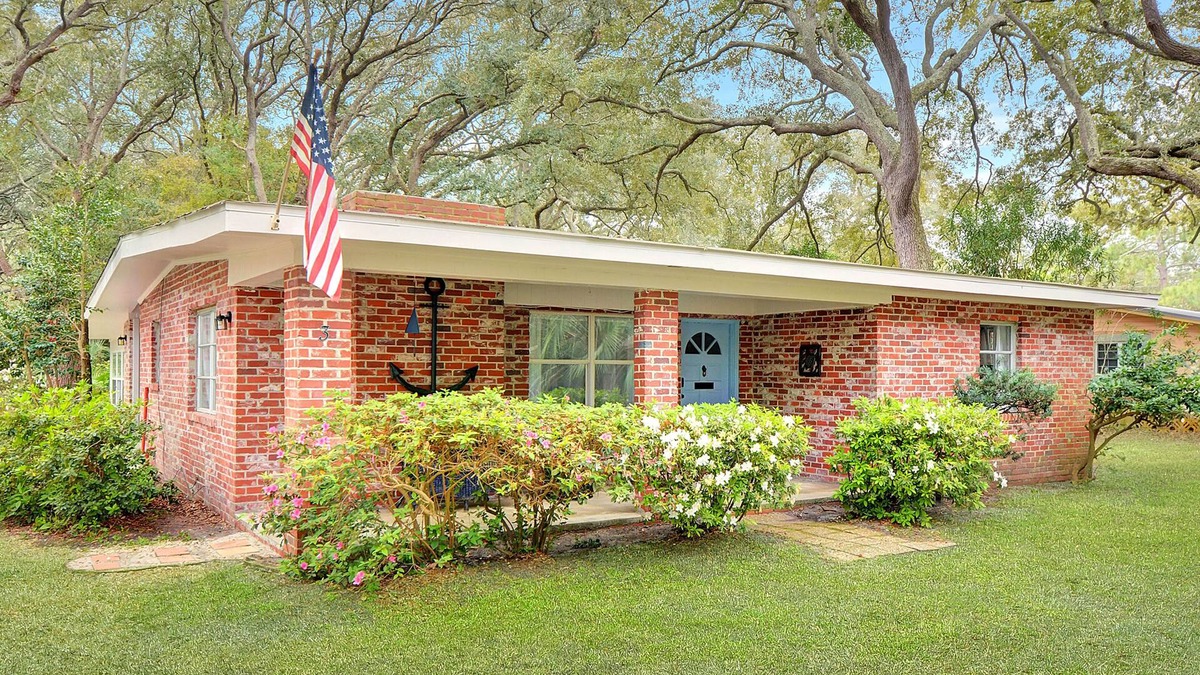 Jekyll Island Cottage | Mid-Century Charm Pools & Porch Jekyll Island Rental