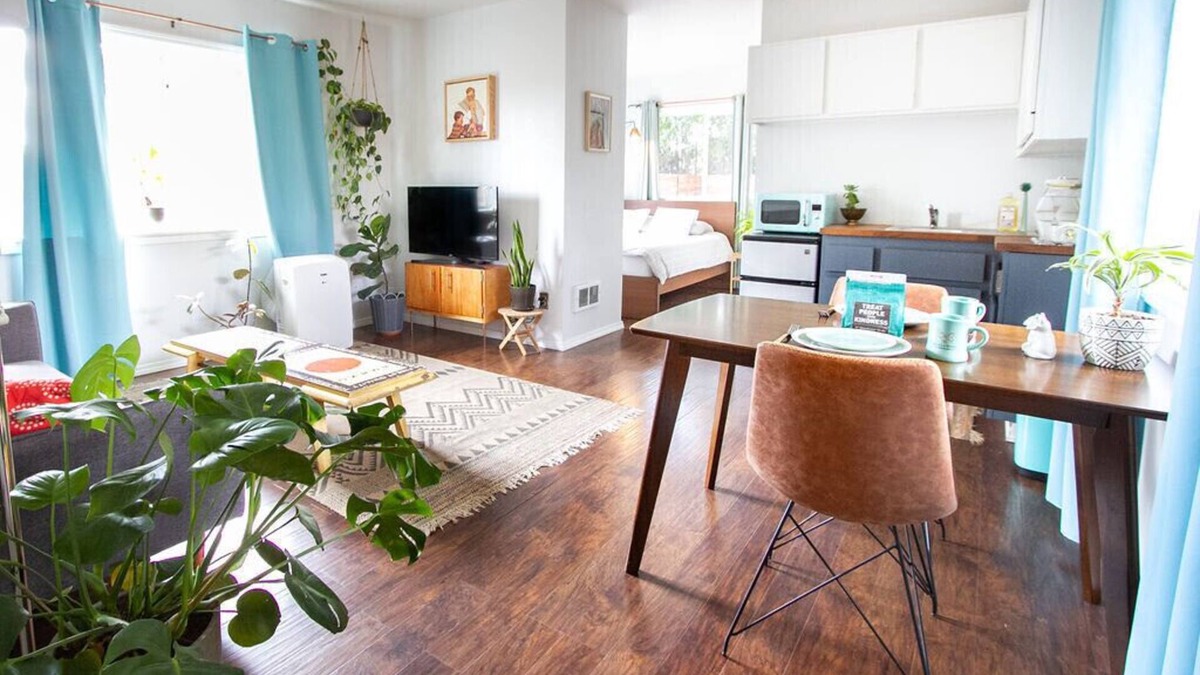 McMinnville Cottage | Mid-Century Cottage - Private Entry- Firepit - Outdoor Seating