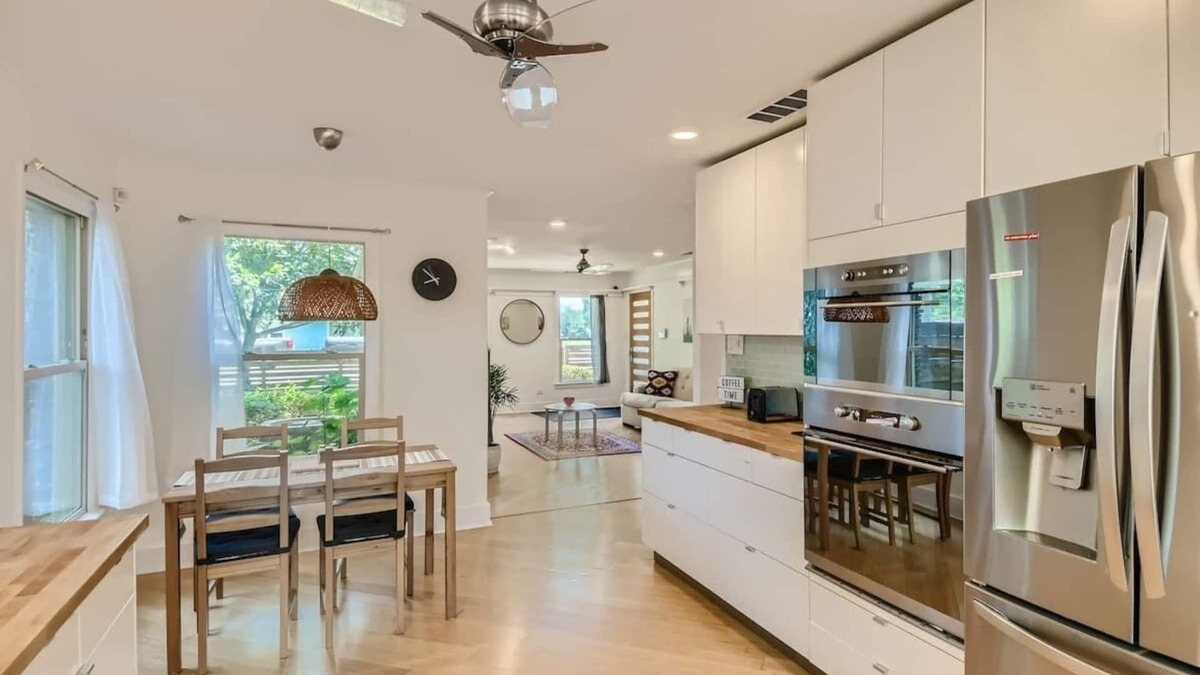 Georgetown House | Mid Century Cozy & Quiet Home-Walk to the Square!