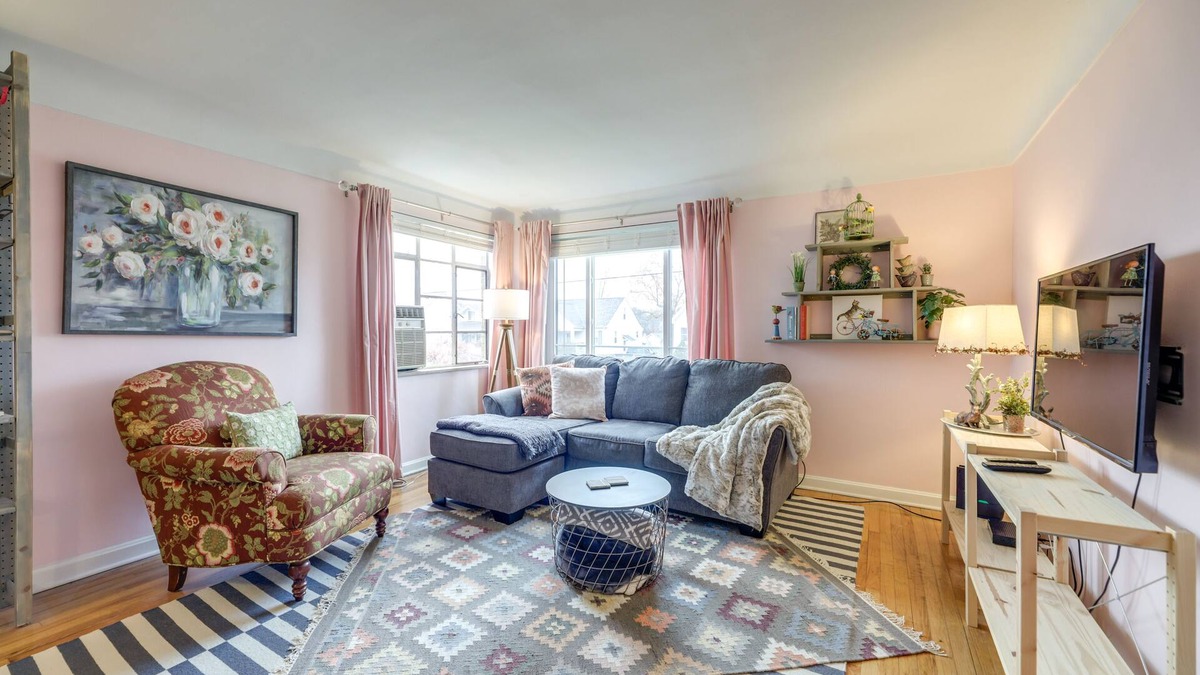 Mount Healthy Apartment | Mid-Century First-Floor Apt 15 Mins to Cincinnati!