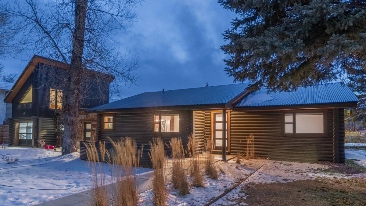 Gunnison Cabin | Mid Century Gem! Close to campus, downtown and bus stop. Clean and comfortable.