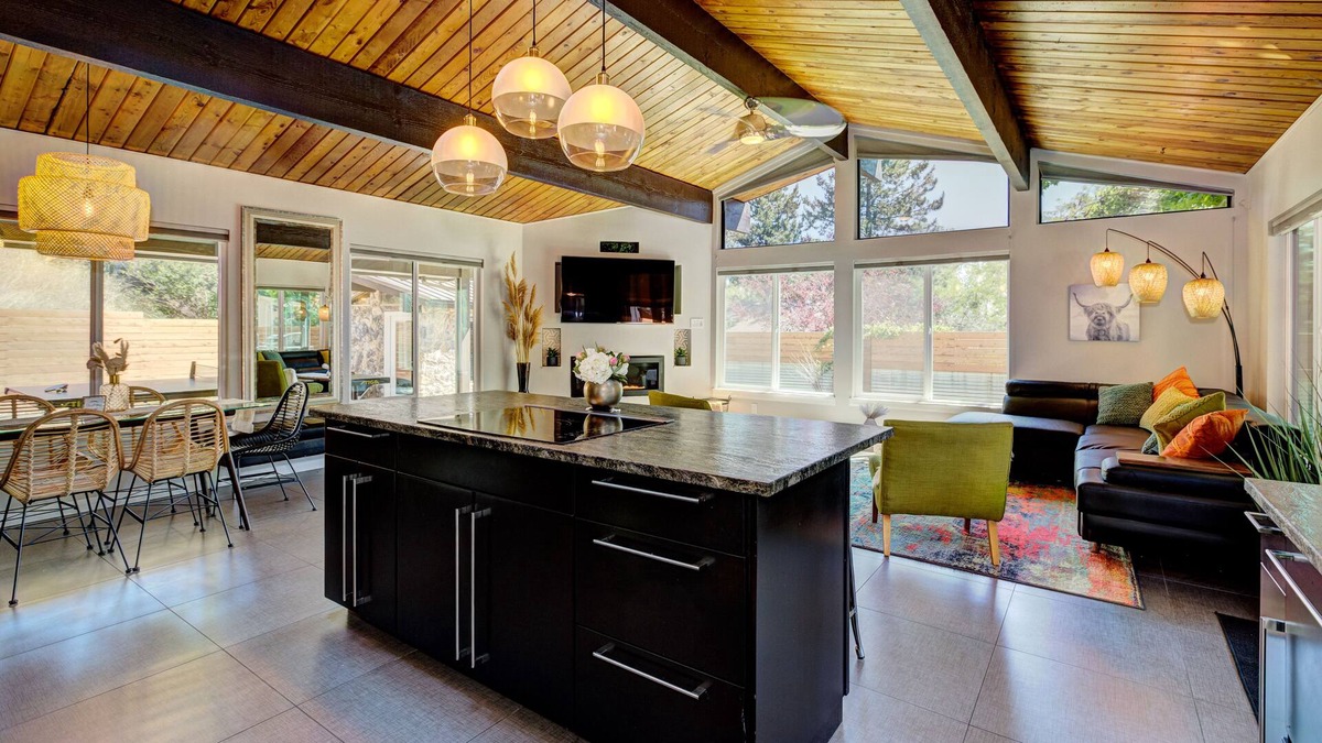 North End House | Mid-Century Hideaway in Boise’s North End - 10m to Downtown + 35m to Skiing.