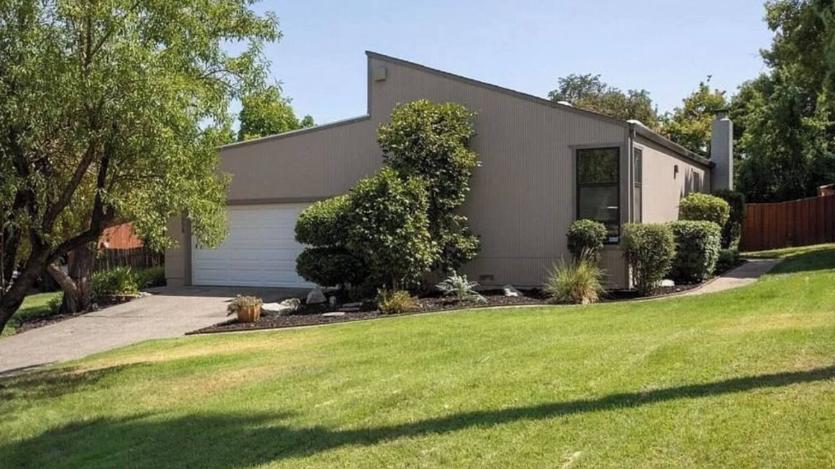 Citrus Heights House | Mid Century Modern Home Pet Friendly with Beautiful Backyard