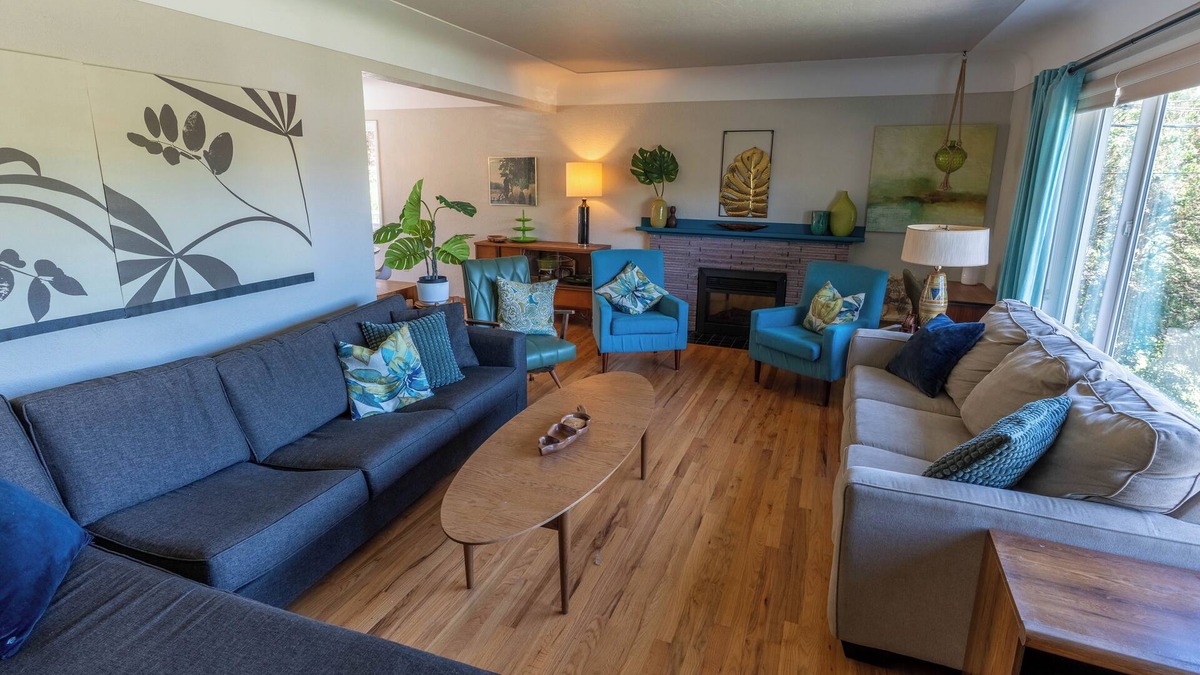 Saanich East House | Mid-Century Modern Apartment @ Horner Park