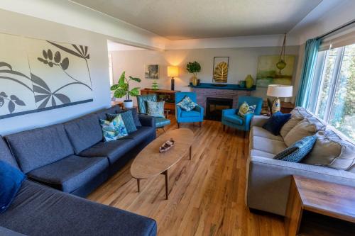 Saanich East Apartment | Mid-Century Modern Apartment at Horner Park