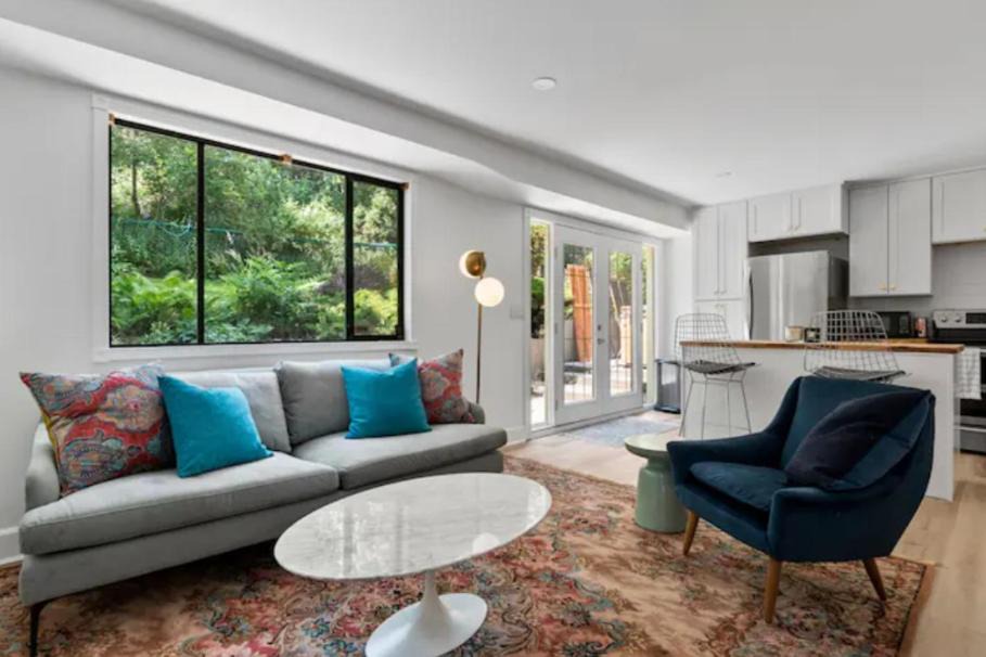 West Kelowna Estates House | Mid-Century Modern Dream Retreat