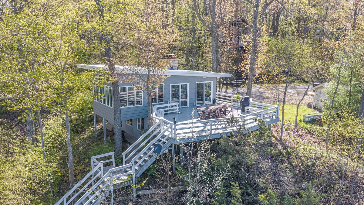 Michigan House | Mid- Century Modern: Exclusive Lakefrtont Getaway