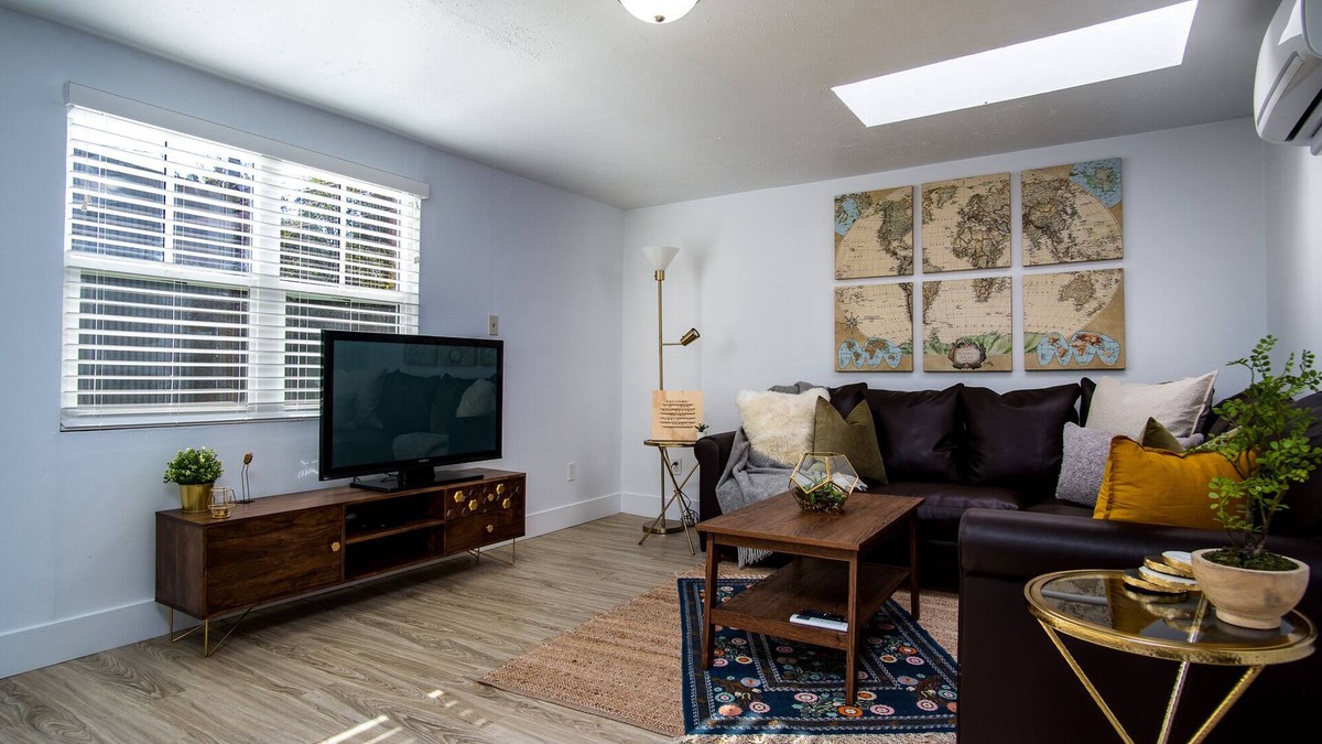 North Oak Park Apartment | Mid-Century Modern Guest House in North Oak Park