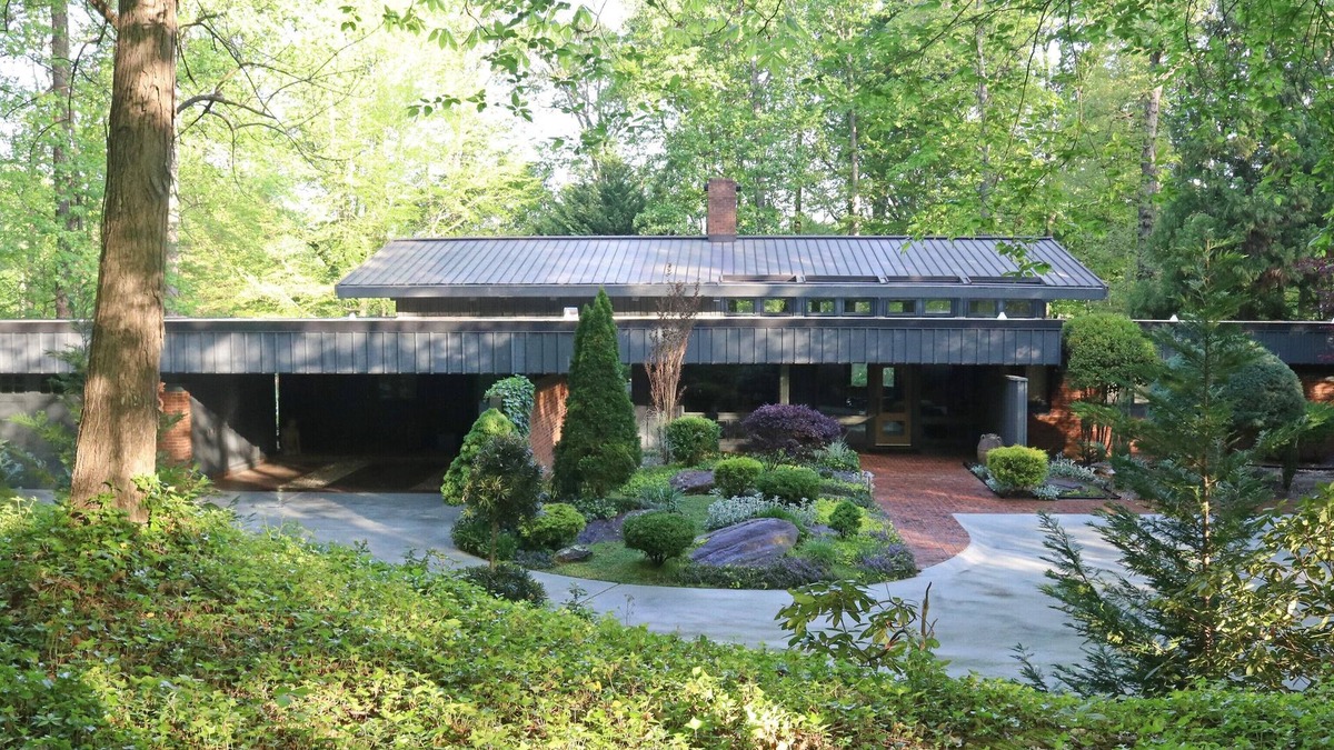 Sedgefield House | Mid Century Modern Home on 15th hole of Sedgefield CC