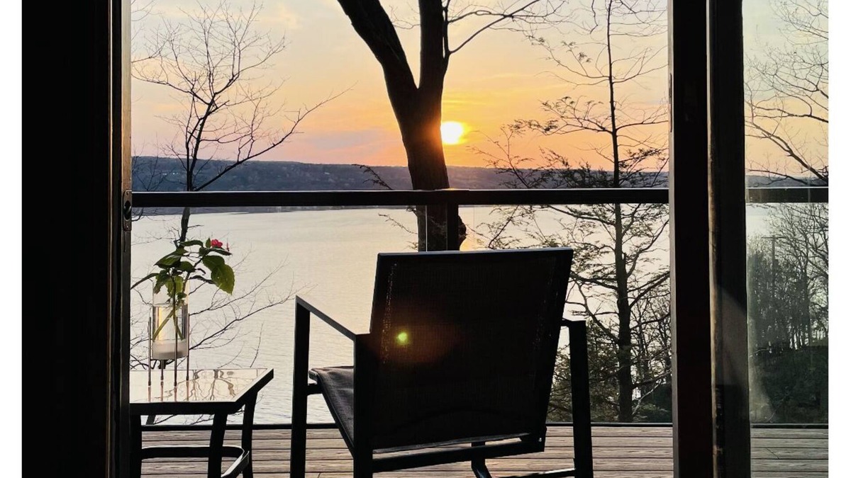 Ithaca House | Mid-Century modern Lakeview Stay