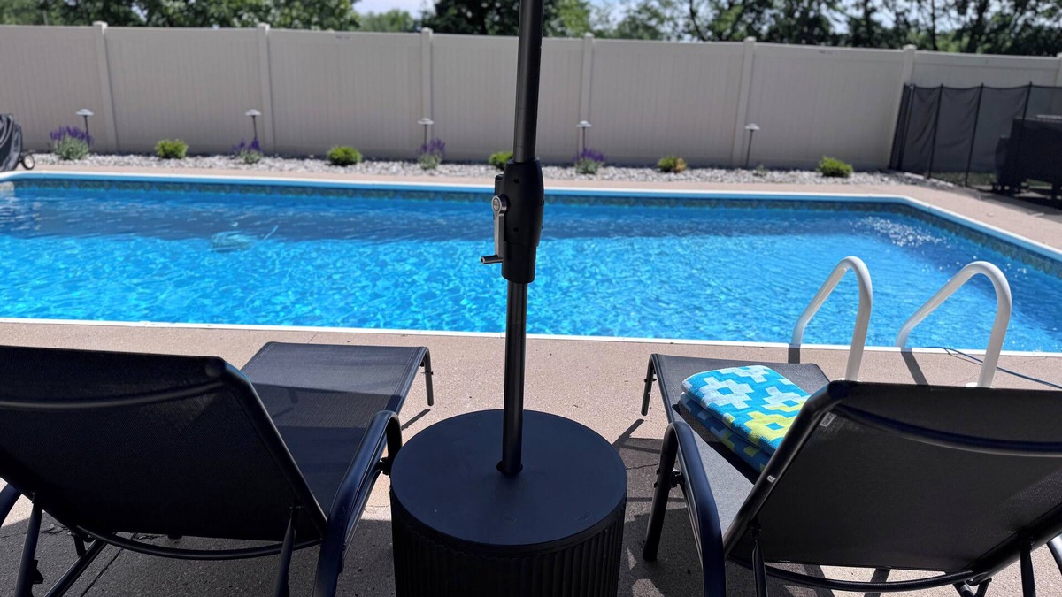 Blue Springs House | Mid-century Modern 3-bedroom house near Lake Jacomo in Blue Springs with pool