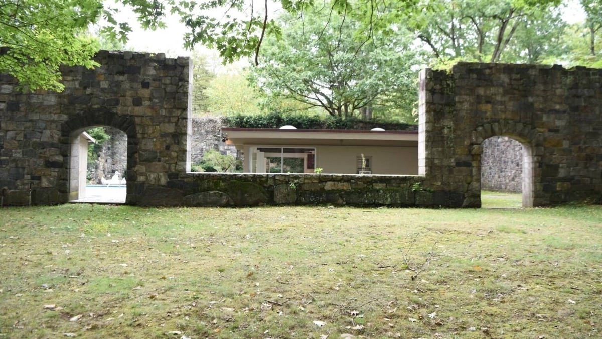 North Stamford House | Mid Century Modern ZEN House with Pool. 50 min from New York City