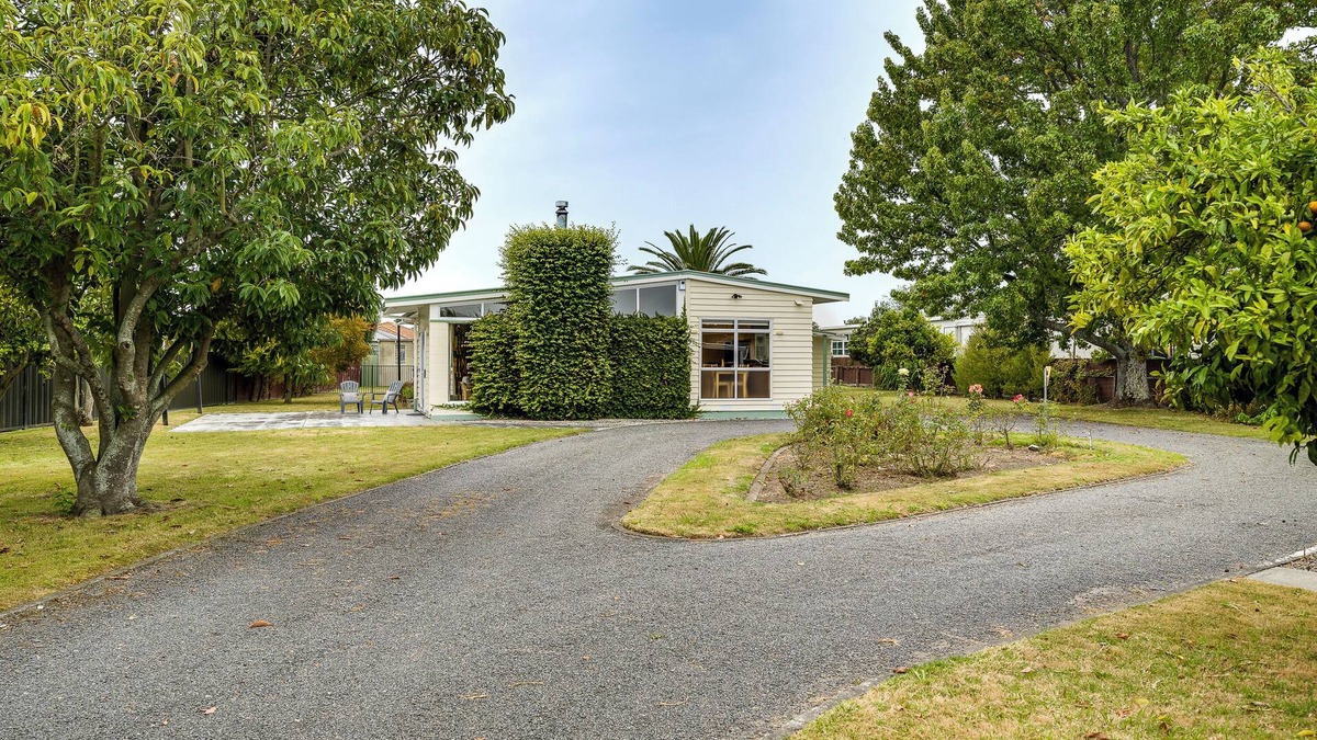 Hastings House | Mid Century Oasis - Hastings Holiday Home