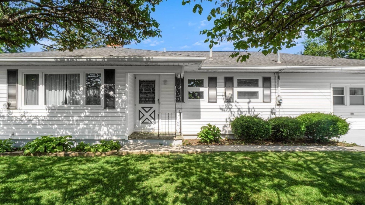 Reynoldsburg House | Mid-Century ranch home close to downtown