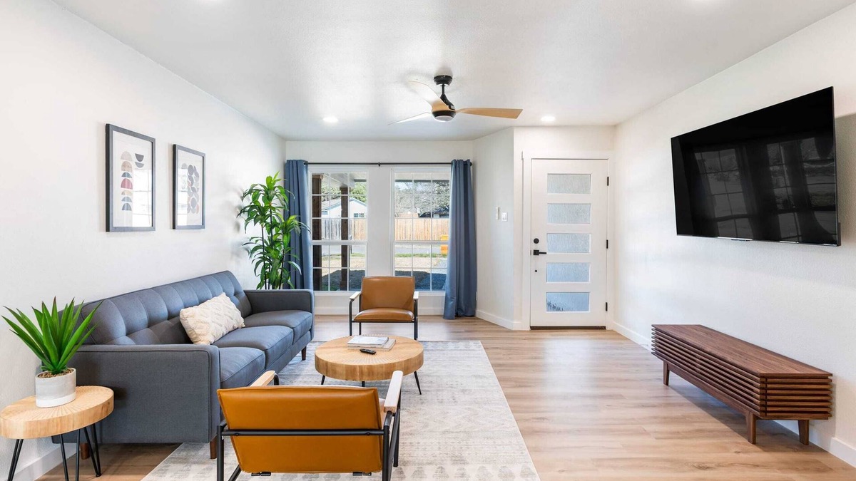 Franklin Park House | Mid Century S. ATX Oasis-Sleeps 8, Office & Pets!