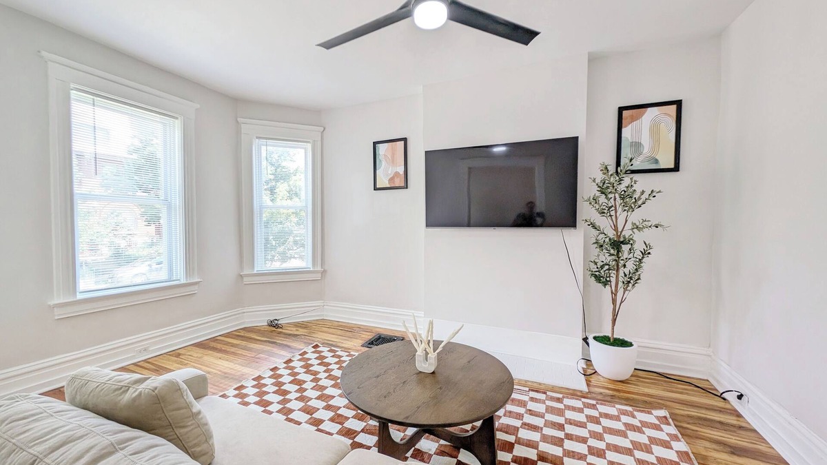 Shaw House | Mid-Century Shaw Home - Family & Pet Friendly, walkable to Tower Grove Park