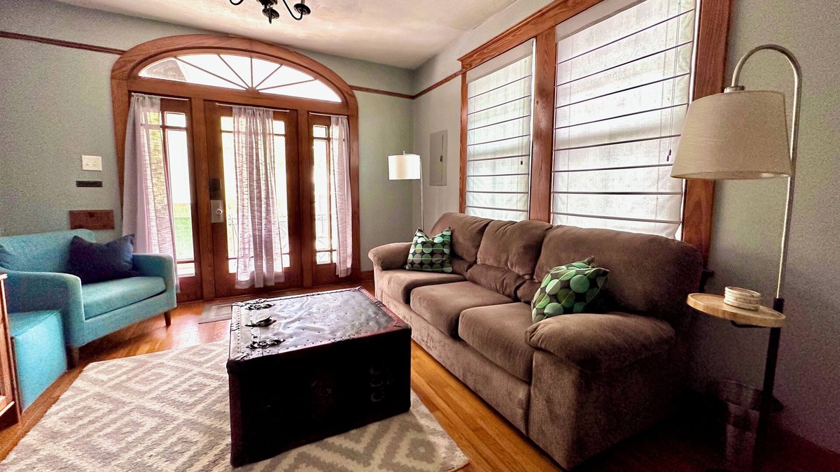Mid-City Apartment | Mid City 2 BR in Beautiful Arts and Crafts House