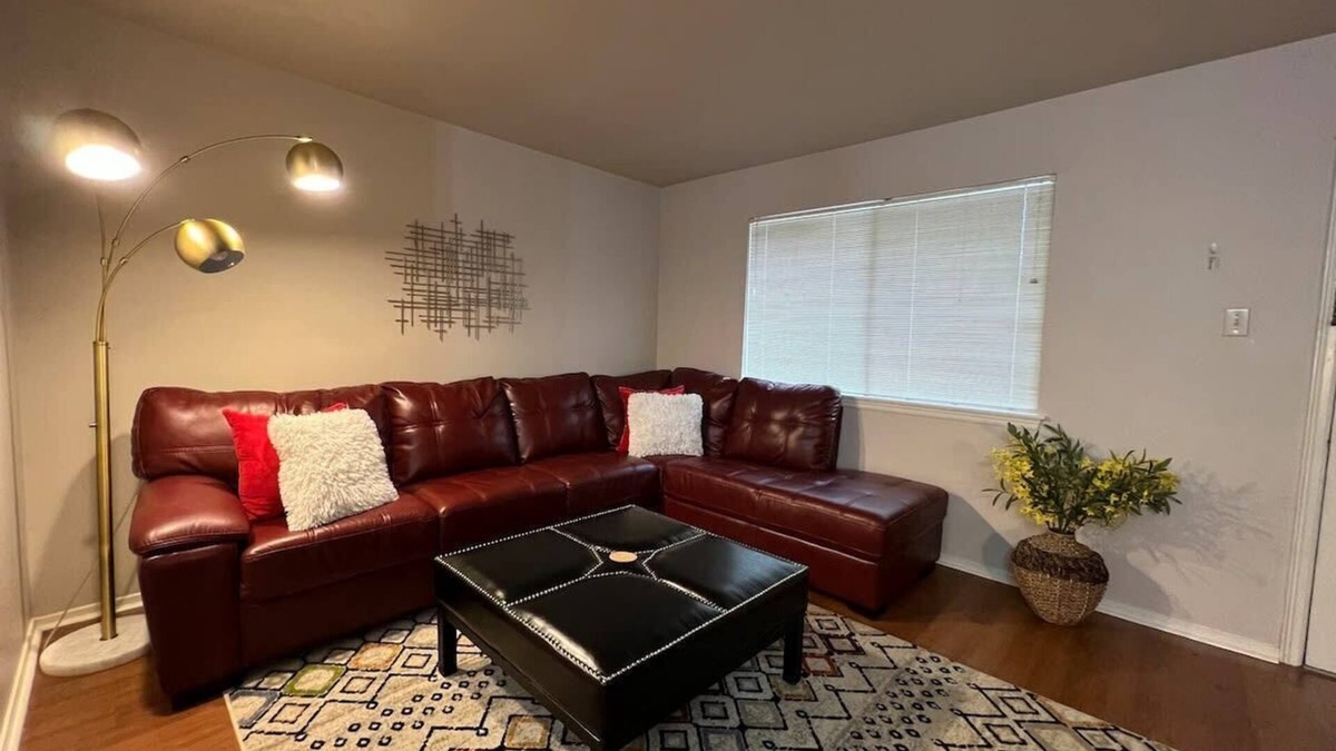 Mid City South Apartment | Mid-City One Bedroom Apartment with King Bed