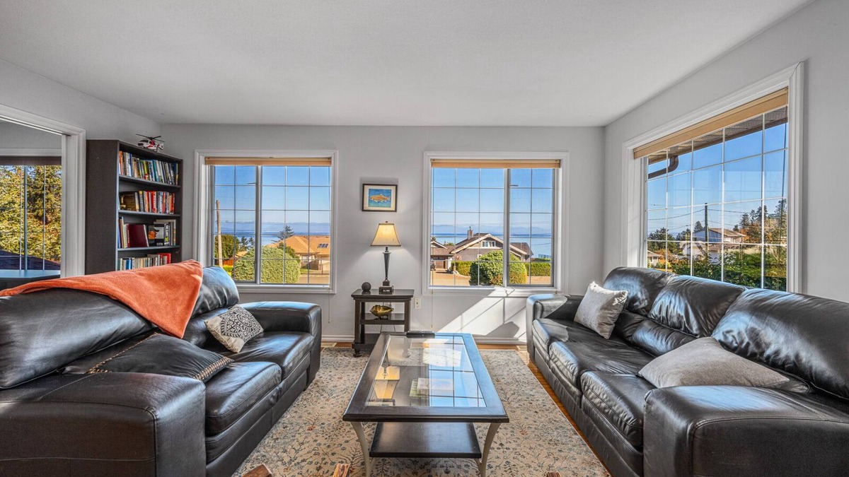 Courtenay House | Mid Island Ocean View Paradise B&B
