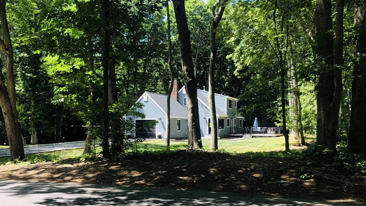 Shelter Island House | MID-ISLAND RETREAT. Renovated, 5 bedrooms, sleeps 8.
