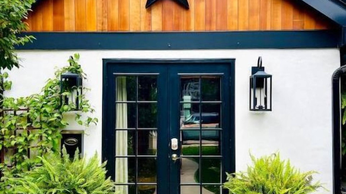 Louisville Apartment | Mid/Mod ' Little House' in Old Town Louisvillenn