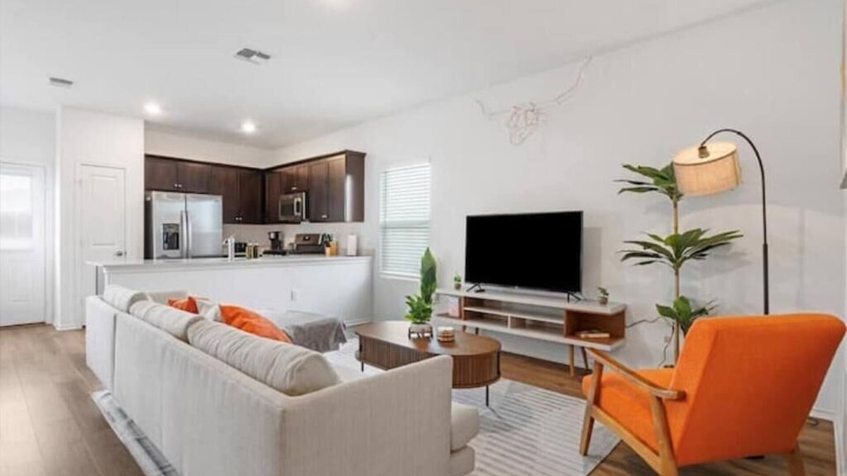 Del Valle House | Mid-Mod Oasis near Tesla & COTA
