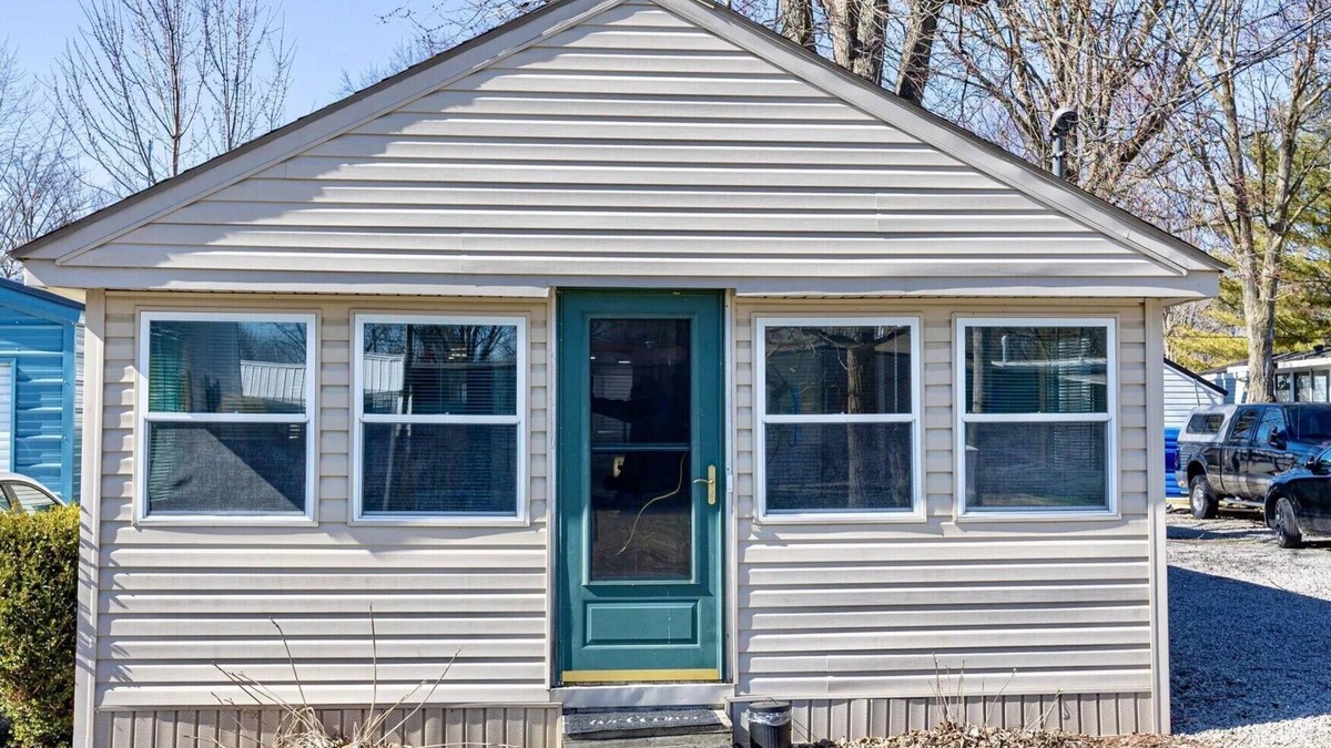 Lakeview Cottage | MID-TERM FULLY FURNISHED RENTAL AT INDIAN LAKE! Steps Away From Boat Marina